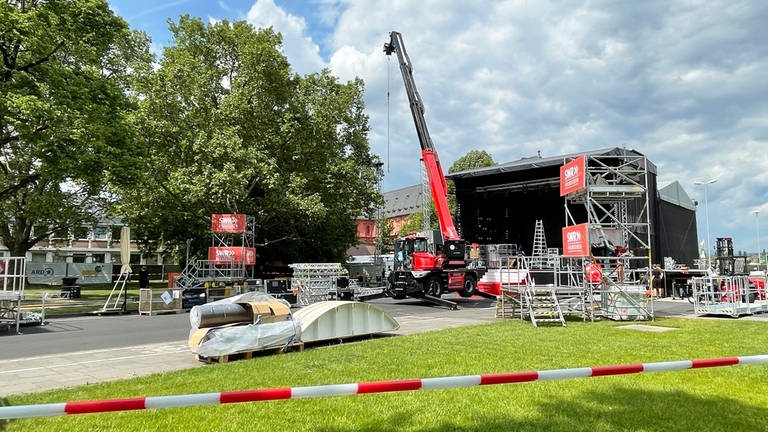 Direkt auf der Großen Bleiche in Mainz wird die SWR-Bühne für den Rheinland-Pfalz-Tag 2022 aufgebaut (Foto: SWR, Ilona Hartmann)
