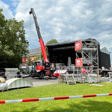 Direkt auf der Großen Bleiche in Mainz wird die SWR-Bühne für den Rheinland-Pfalz-Tag 2022 aufgebaut (Foto: SWR, Ilona Hartmann)