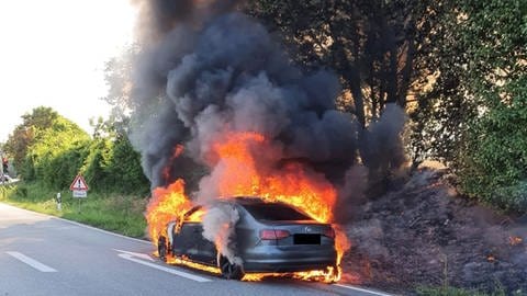 An der L244 zwischen Rüdesheim und Bad Kreuznach brennt ein Auto  (Foto: Pressestelle, Feuerwehr VG Rüdesheim)