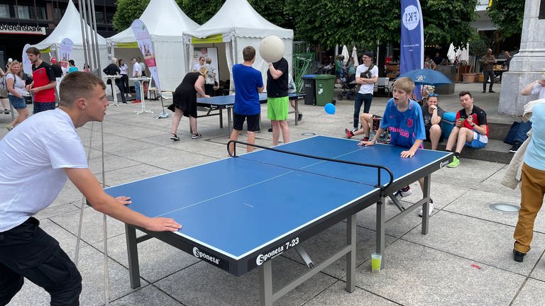 Auf dem Gutenbergplatz ist auf dem Rheinland-Pfalz-Tag 2022 in Mainz eine Tischtennisplatte aufgebaut. (Foto: SWR, Stefan Schmelzer)