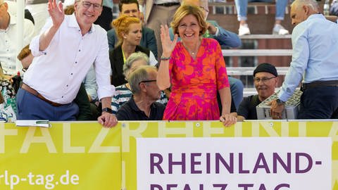 Malu Dreyer (SPD), Ministerpräsidentin von Rheinland-Pfalz und Michael Ebling (l, SPD), Oberbürgermeister von Mainz winken auf der Ehrentribüne.  (Foto: dpa Bildfunk, picture alliance/dpa | Hannes P. Albert)