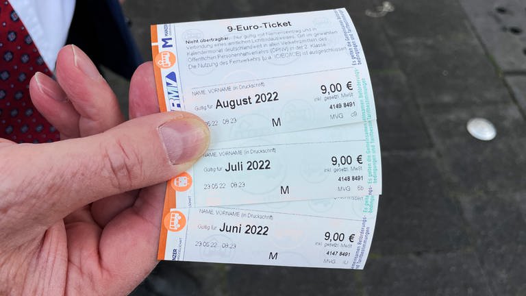 Das neue 9-Euro-Ticket gibt es auch am Automaten zu kaufen. (Foto: SWR, Golo Schlenk)