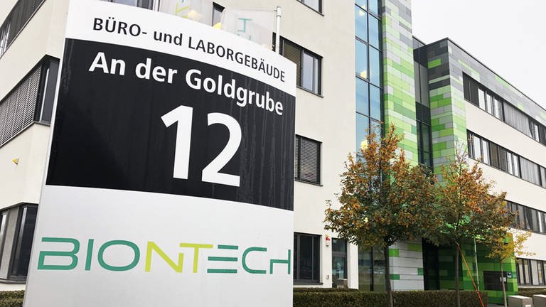 Das Firmenschild von Biontech mit Hausnummer und Adresse (Foto: SWR, Sarina Fischer)