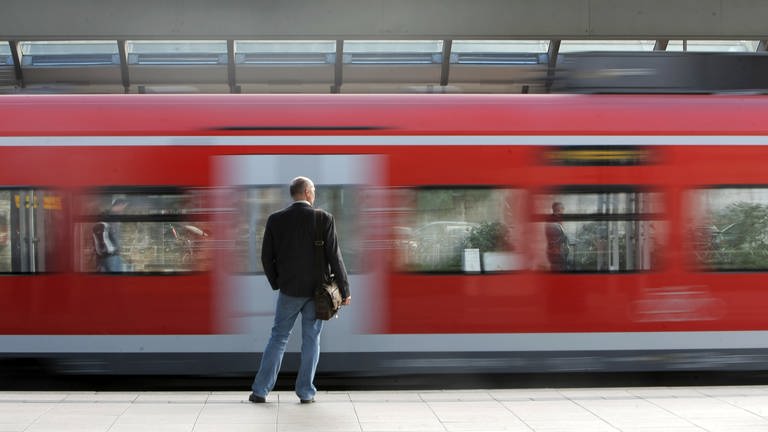 Mann steht in Mainz am Bahnsteig, vor ihm fährt ein Zug vorbei (Foto: dpa Bildfunk, picture alliance / dpa)