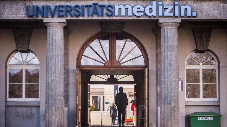 Der Eingang der Universitätsmedizin in Mainz
