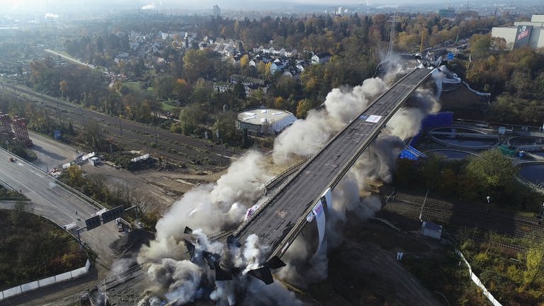 Ein Luftbild von der Salzbachtalbrücke im Moment der Sprengung (Foto: Autobahn GmbH)