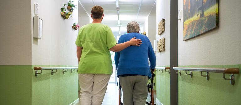 Alte Menschen in Pflegeheimen brauchen während Corona viel Unterstützung durch das Personal (Foto: dpa Bildfunk, Picture Alliance)