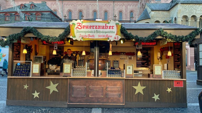 Sascha Barth hat seinen Glüweinstand auf dem Mainzer Weihnachtsmarkt aufgebaut und hofft auf Kundschaft trotz 2G-Regel. (Foto: SWR, Vanessa Siemers)