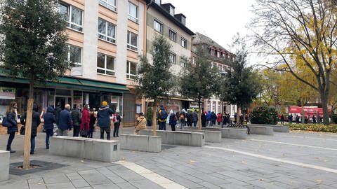 Der Andrang am Impfbus auf dem Karmeliterplatz in Mainz ist unerwartet groß (Foto: SWR, Sebastian Grom)