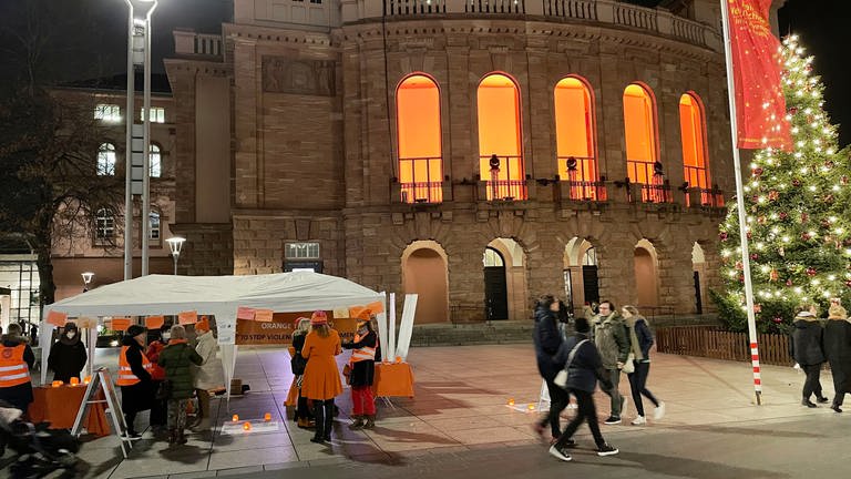 Auch die Stadt Mainz hat sich am internationalen Aktionstag gegen Gewalt an Frauen ("Orange the world") beteiligt und unter anderem das Theater orange angestrahl (Foto: SWR, Judith Seitz)
