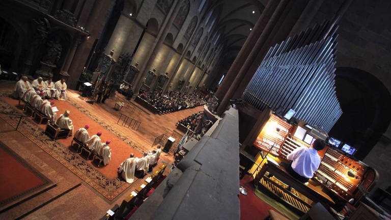 Die alte Orgel im Westchor des Mainzer Doms ist für den Gemeindegesang weniger geeignet. Der Dom bekommt ein neues Orgelsystem, das aus drei Orgeln besteht. (Foto: dpa Bildfunk, picture alliance/dpa | Fredrik von Erichsen)