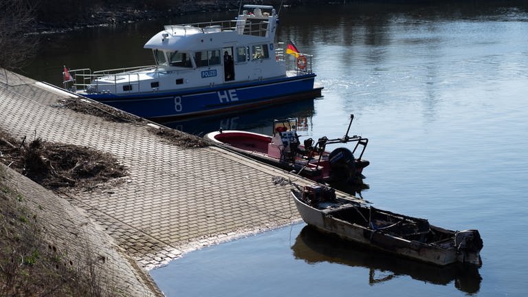 Das Boot, auf dem die Siebenjährige im Schiersteiner Hafen in Wiesbaden verbrannt ist (Foto: dpa Bildfunk, Picture Alliance)