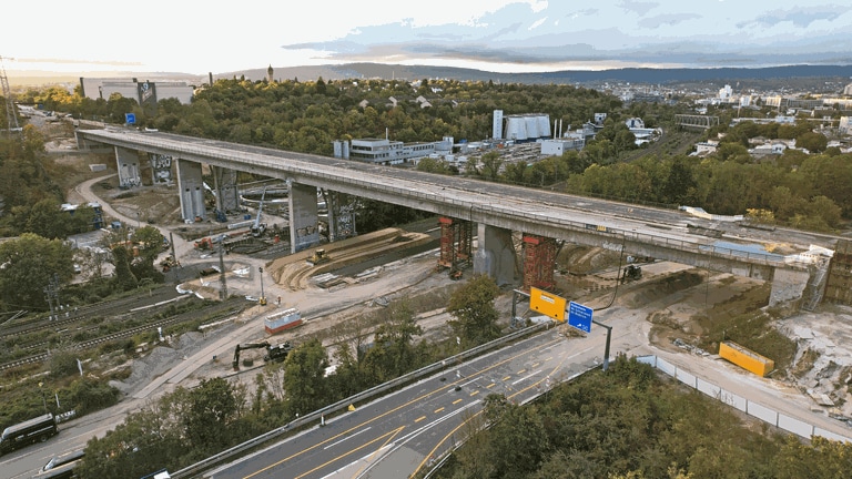 Die marode Salzbachtalbrücke von oben. Unterhalb der Brücke ist auhc Baustelle.  (Foto: Autobahn GmbH / Maurice Kaluscha)