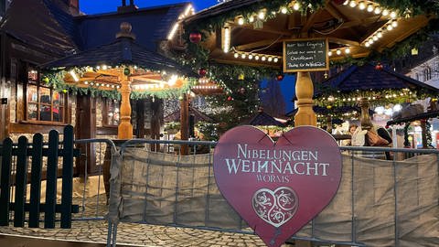 Blick auf beleuchtete Weihnachtsmarkt-Stände in Worms. Dort kommt zur Kontrolle der 2G-Regelung bald ein Bändchen zum Einsatz. (Foto: SWR, Karin Pezold)