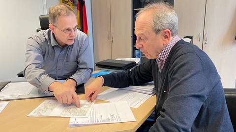 Der Niersteiner Bürgermeister Jochen Schmitt spricht mit dem Beigeordneten Norbert Engel die Umleitungsstrecken wegen der B420-Sperrung (Foto: SWR)