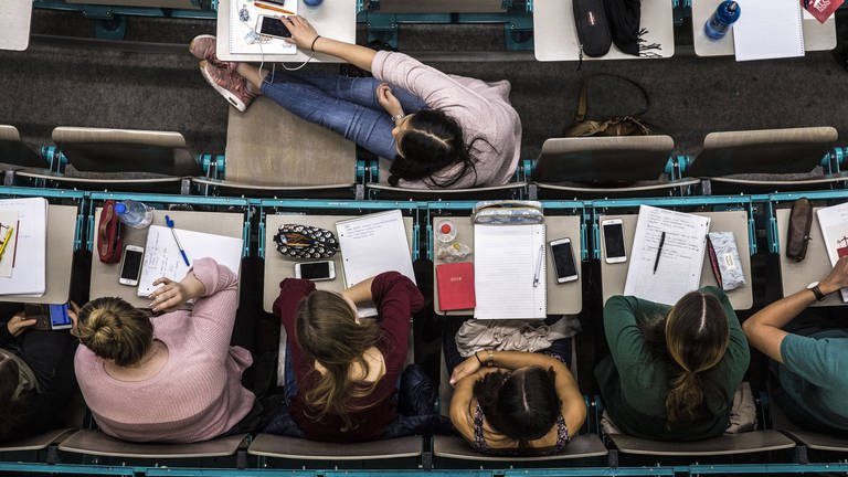 Studierende hören bei einer Vorlesung an der Universität Mainz zu. Wie in der Vergangenheit soll im Sommersemester 2022 wieder Präsenz der Standard sein. (Foto: IMAGO, IMAGO / Michael Schick)