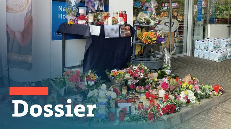 Blumen und Kerzen sind vor einer Tankstelle aufgestellt. Ein Angestellter der Tankstelle war am Samstagabend von einem mit einer Pistole bewaffneten Mann erschossen worden.  (Foto: picture-alliance / Reportdienste, picture alliance/dpa | Birgit Reichert)