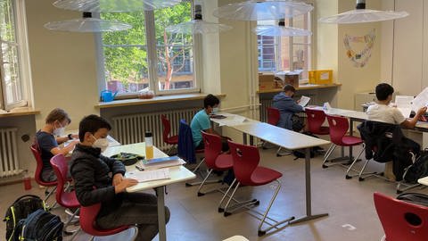 Ein Klassenzimmer in einer Mainzer Schule mit einer Lüftungsanlage, hergestellt nach der Anleitung des Max-Planck-Institutes.
