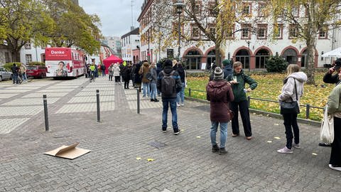 Großer Andrang vor dem Impfbus auf dem Mainzer Karmeliterplatz. (Foto: SWR, Alexander Dietz)
