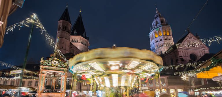 Ein Karussell auf dem Mainzer Weihnachtsmarkt vor dem Mainzer Dom.  (Foto: dpa Bildfunk, Picture Alliance)