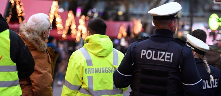 Polizei und Ordnungsamt kontrollieren auf dem Weihnachtsmarkt.  (Foto: dpa Bildfunk, picture alliance/dpa | Roberto Pfeil)