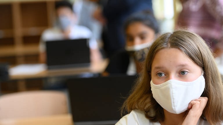 An vielen Schulen in Rheinhessen gilt weiter Maskenpflicht, so wie hier an der Lenneberg Grund- und Realschule plus in Budenheim (Foto: dpa Bildfunk, Picture Alliance)