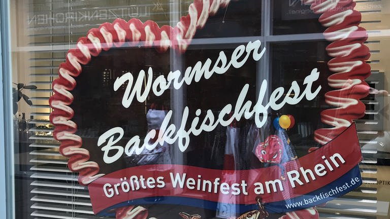 Ein Lebkuchenherz mit der Aufschrift des Wormser Backfischfestes. (Foto: SWR)