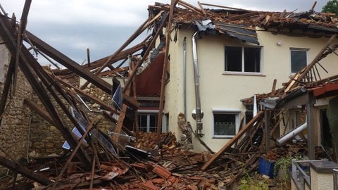 Zerstörtes Hausdach (Foto: SWR)