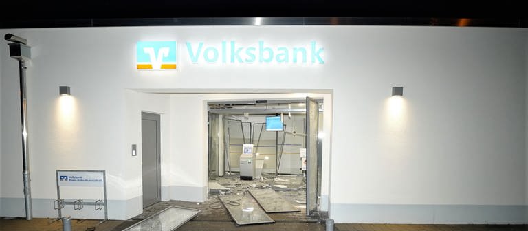 Ein Geldautomat in der Volksbank in Stromberg im Kreis Bad Kreuznach wurde in der Nacht auf den 13. Januar 2022 in die Luft gesprengt. (Foto: Polizeipräsidium Mainz  )