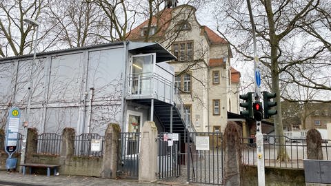 Der Eingang der Grundschule in Mainz-Weisenau. (Foto: SWR, Rabea Amri)