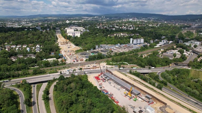 Die Baustelle der Salzbachtalbrücke in Wiesbaden im Juni 2022. (Foto: Autobahn GmbH / Maurice Kaluscha)