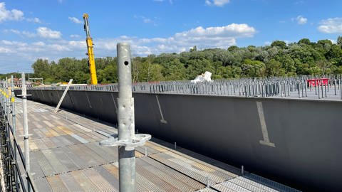 Die Stahlteile für die neue Salzbachtalbrücke in Wiesbaden sehen aus wie ein gigantisches stählernes Schiff. (Foto: SWR)