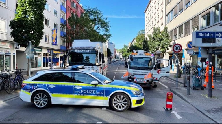 Ein Polizeiauto sperrt die Große Bleiche in der Mainzer Innenstadt ab. Ein Ölspur, die sich durch Mainz zieht muss von einer Spezialfirma beseitigt werden. (Foto: SWR, D. Brusch)