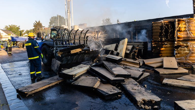 Das Technische Hilfswerk THW räumt nach dem Brand eines Rohbaus einer Kita in Gau-Bickelheim Trümmer weg (Foto: Wiesbaden 112)
