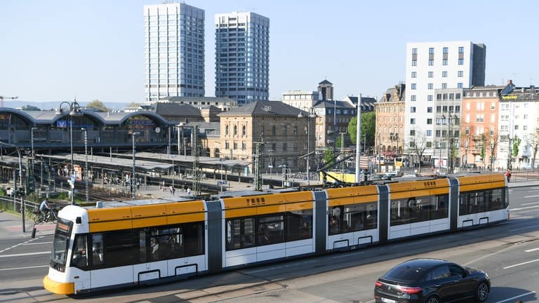 Eine Straßenbahn der Linie 53 passiert den Hauptbahnhof in Mainz.