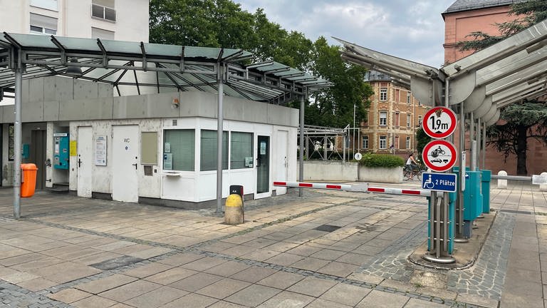 Die Ein- und Ausfahrt der maroden Tiefgarage am Ludwigsplatz in Worms. Sie wird geschlossen. (Foto: SWR)