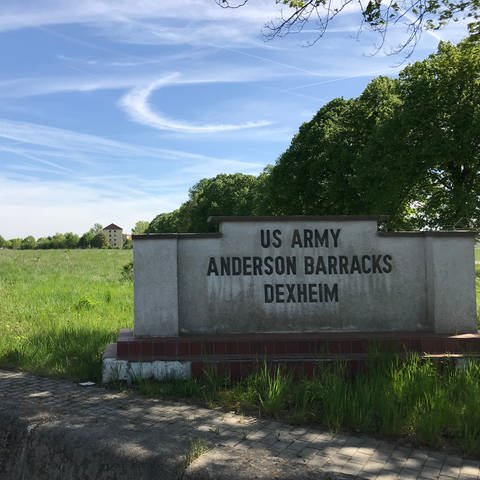 Schild der "Anderson Barracks" im Rhein-Selz-Park (Foto: SWR)