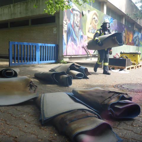 Die Feuerwehr Mainz hat brennende Teppichmatten in einer Schulturnhalle gelöscht. (Foto: Feuerwehr Mainz)