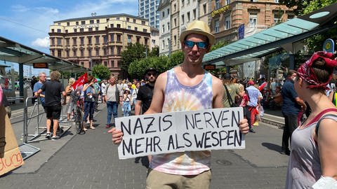 Ein Demonstrant hält bei der Demo gegen Rechts ein Schild mit der Aufschrift hoch "Nazis nerven mehr als Wespen" (Foto: SWR)