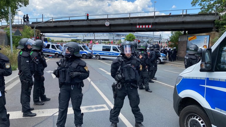 Polizei trennt rechtsextreme Gruppe und linke Gegendemostranten in Mombach (Foto: SWR, Picture Alliance)