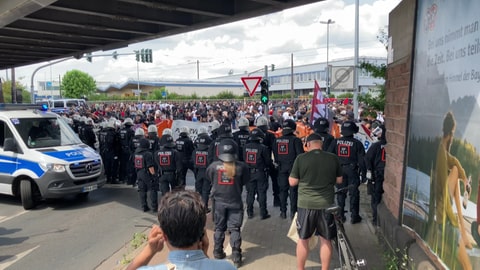 Demo gegen Rechts - Polizei stoppt Antifa im Mainz-Mombach (Foto: SWR)