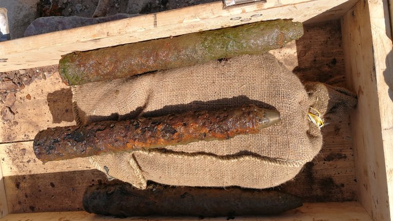 Granaten, die bei Niedrigwasser aus dem Rhein gebprgen wurden