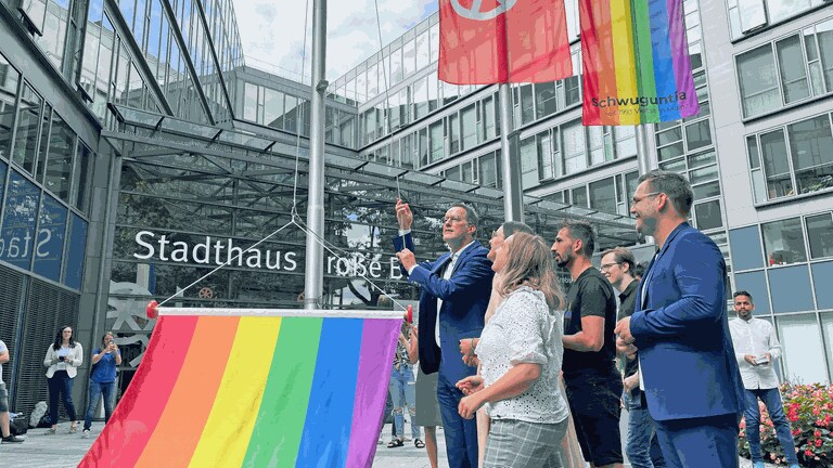 Der Mainzer Oberbürgermeister Michael Ebling (SPD) hisst vor dem Stadthaus die Regenbogenflagge. (Foto: SWR, S. Fischer)