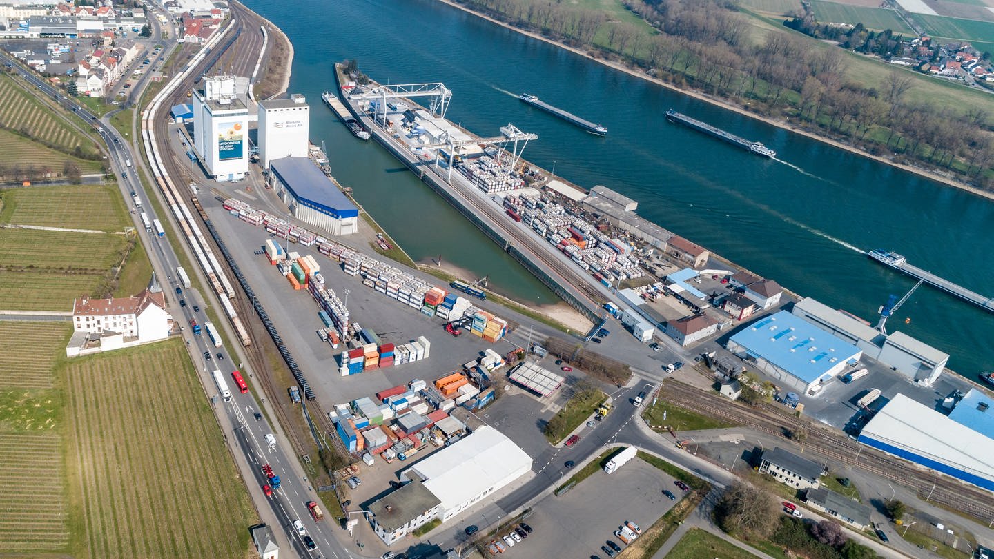 Suf der Luftbildaufnahme ist der Containerhafen der Rhenania Worms zu sehen. Der Hafen liegt am Rhein. (Foto: Rhenania Worms AG, Drohnen-Luftbilder)