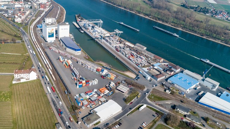 Suf der Luftbildaufnahme ist der Containerhafen der Rhenania Worms zu sehen. Der Hafen liegt am Rhein. (Foto: Rhenania Worms AG, Drohnen-Luftbilder)