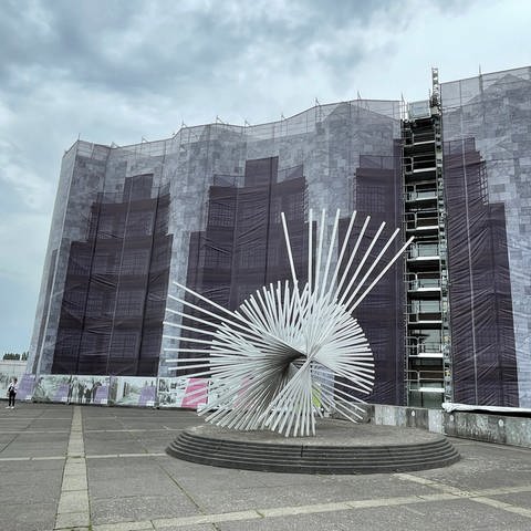 Die graue Fassade des Mainzer Rathauses ist im August 2022 von Baugerüsten umstellt und mit einem Banner verhängt (Foto: SWR, S. Fischer)