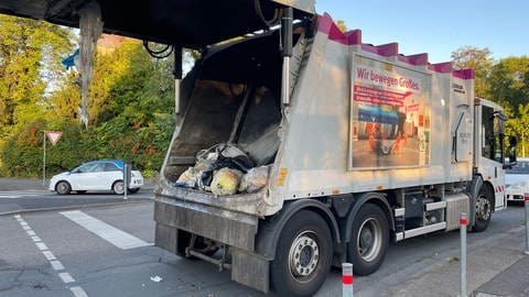 Müllauto kippt in Mainz brennenden Abfall auf die Straße - SWR Aktuell