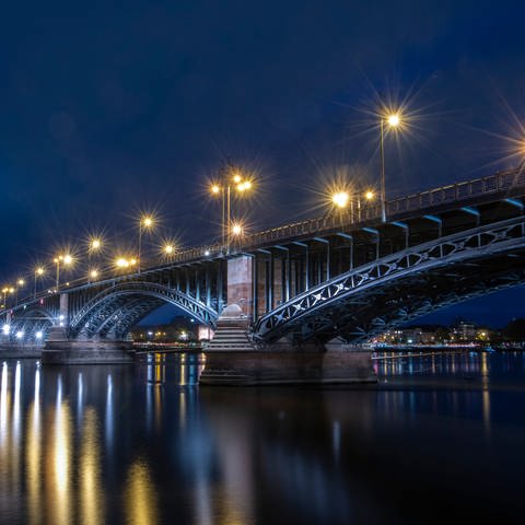Die beleuchtete Theodor-Heuss-Brücke über den Rhein zwischen Mainz und Wiesbaden in der Nacht (Foto: dpa Bildfunk, Picture Alliance)