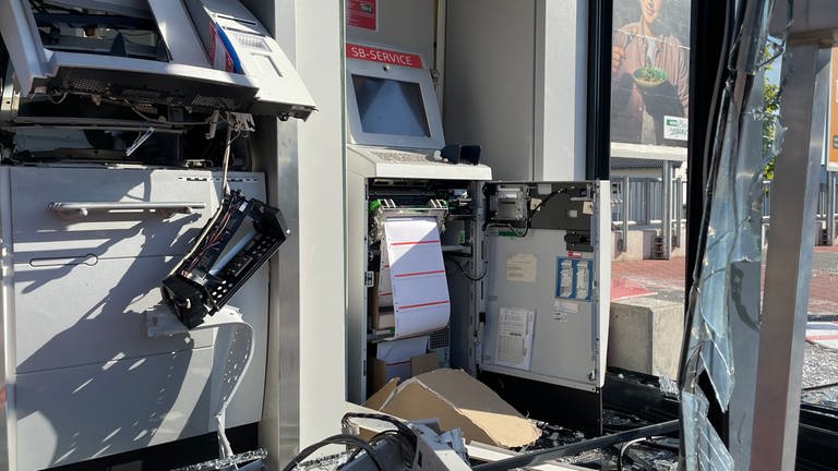 Durch eine Sprengung ist der Geldautomat in Ockenheim (Kreis Mainz-Bingen) komplett zerstört worden (Foto: SWR, Sibylle Jakobi)