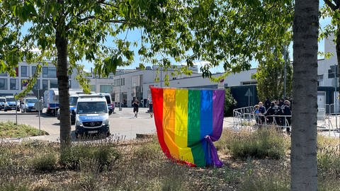 Am Ingelheimer Bahnhof waren viele Polizistinnen und Polizisten. Gegendemonstranten hatten eine Regenbogenfahne aufgehängt.  (Foto: SWR, C. Lutz)
